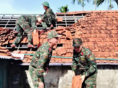 Quân khu 5 nhanh chóng hỗ trợ người dân khắc phục hậu quả bão số 13