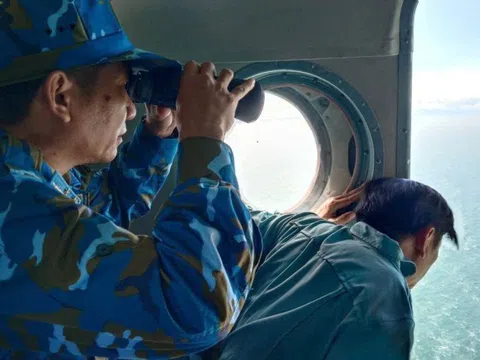 Điều trực thăng tìm kiếm 3 người mất tích trên biển Lý Sơn