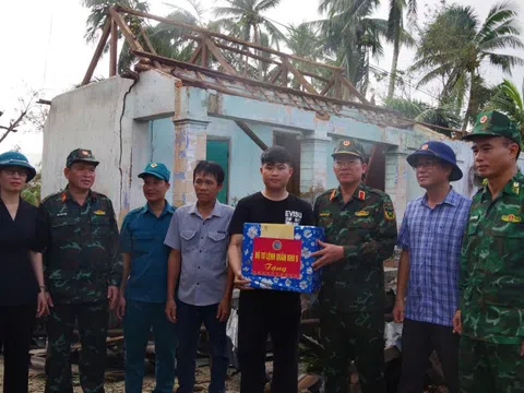 Chính ủy Quân khu 5 thăm, động viên người dân bị thiệt hại do bão số 13