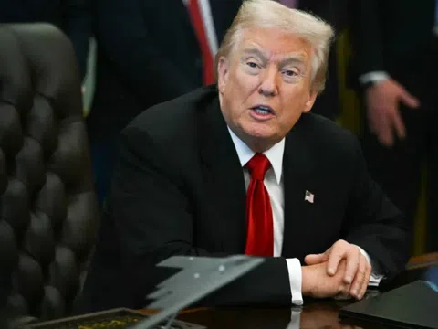 Ông Trump thúc đẩy mở cửa chính phủ, nhắc lại “lựa chọn hạt nhân”