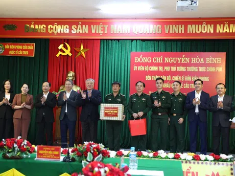 Phó Thủ tướng Thường trực Nguyễn Hòa Bình thăm Đồn biên phòng Cửa khẩu quốc tế Cầu Treo