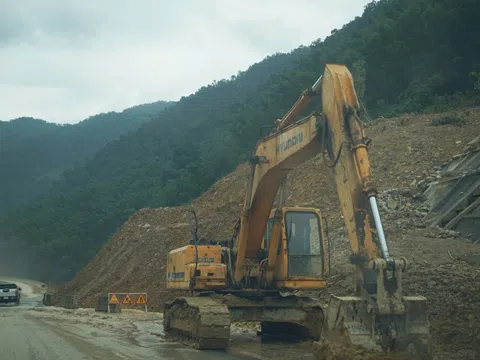 Nỗ lực khắc phục, cao tốc nối Đà Nẵng - Huế lưu thông trở lại sau sạt lở