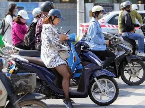 Cục CSGT giải đáp "dừng đèn đỏ sử dụng điện thoại có bị phạt?"