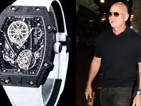 Tỷ phú Jeff Bezos đeo đồng hồ siêu hiếm, có giá 2,4 triệu USD