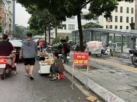 Họp chợ ngay cạnh biển "cấm họp chợ"