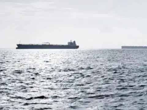 Nguyên nhân 2 con tàu chở 1,5 triệu thùng dầu thô Urals thả neo giữa biển