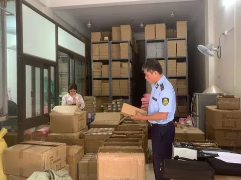 Thu giữ hơn 7.000 sản phẩm nghi giả nhãn hiệu ZARA tại Hà Nội