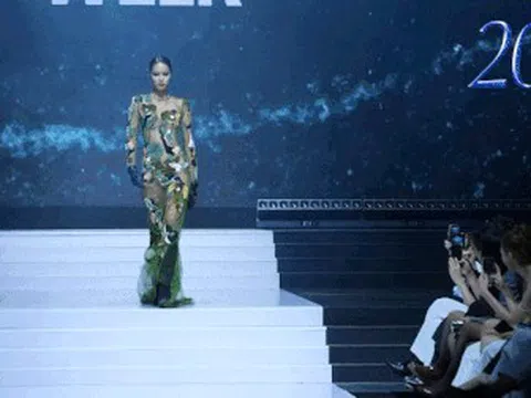 Siêu mẫu Naomi Campbell khen cú ngã đẹp như tạo dáng của Lại Mai Hoa