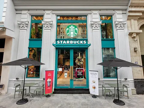 Hơn 1.000 barista 'tẩy chay' Red Cup Day, Starbucks nói 'tác động nhỏ' nhưng cổ phiếu SBUX vẫn giảm