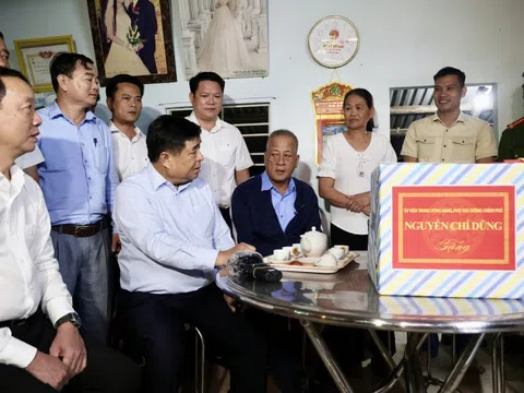 Phó Thủ tướng Nguyễn Chí Dũng thăm hỏi, động viên các gia đình bị ảnh hưởng bởi mưa lũ tại Huế