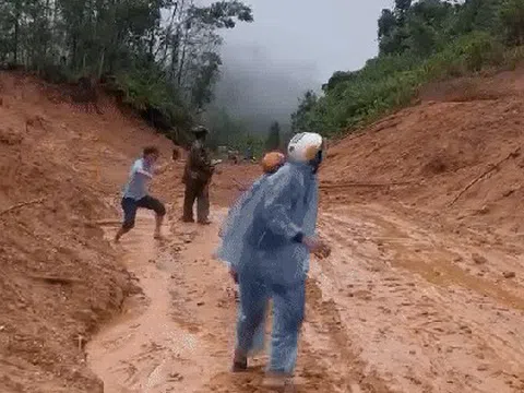 Đất đá trên núi bất ngờ ào ạt trút xuống, người dân vứt xe máy tháo chạy