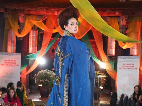 Người mẫu Thuỷ "Ma Cây": Mẹ bỉm U50 vẫn trình diễn áo dài