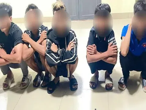 Nhóm thiếu niên quay clip khoe dao nhằm "dằn mặt online"