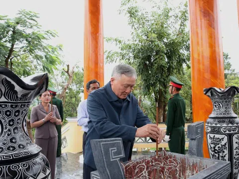 Phó Thủ tướng Thường trực Nguyễn Hòa Bình dâng hương tưởng niệm các anh hùng liệt sĩ tại Di tích lịch sử Chiến thắng Kon Braih