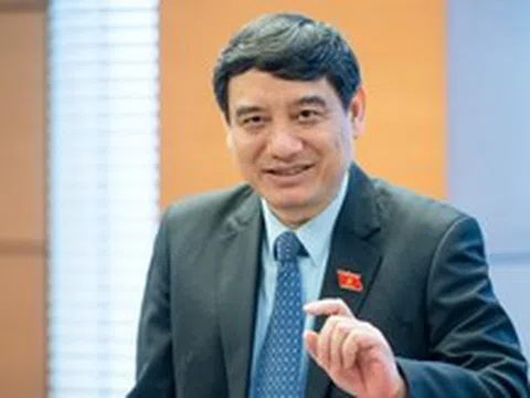 Lý giải cần lộ trình tăng lương với lĩnh vực giáo dục, y tế