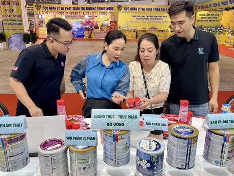 Người tiêu dùng hào hứng phân biệt hàng thật-giả tại Triển lãm sắc Thu Quảng Ninh 2025