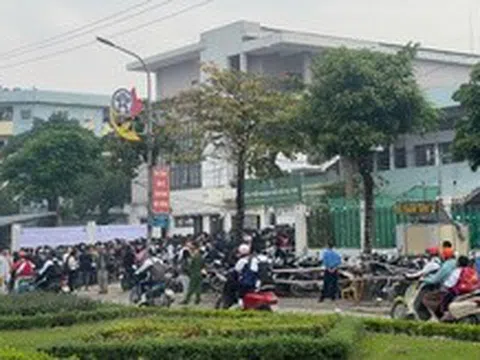 Chen chân giữa mưa lạnh, hàng nghìn người đổ về CT3 Kim Chung nộp hồ sơ nhà ở xã hội