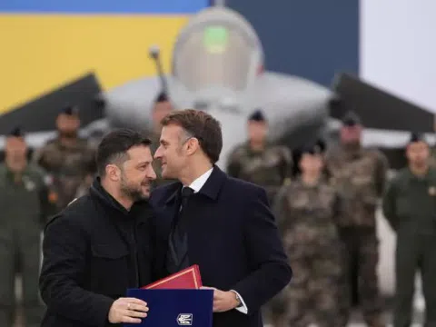 Ông Zelensky có “một ngày tuyệt vời” ở Paris với 100 máy bay Rafale