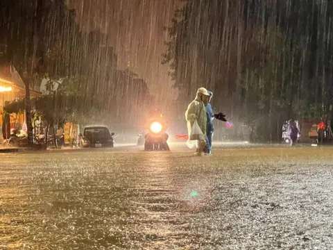 Mưa lớn gây sạt lở, chia cắt giao thông; làm ngập hơn 14.700 ngôi nhà tại một số tỉnh miền Trung