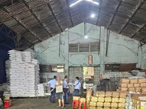 Phát hiện điểm chứa trữ gần 15 tấn đường cát nhập lậu