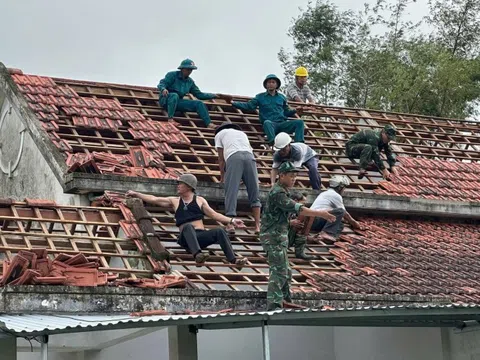 Lực lượng vũ trang giúp dân khắc phục hậu quả lốc xoáy