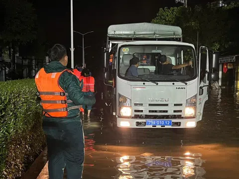 Lũ các sông ở Khánh Hòa lên nhanh, các lực lượng xuyên đêm ứng cứu người dân