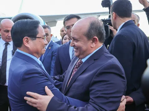 Thủ tướng Sifi Ghrieb ra sân bay đón Thủ tướng Phạm Minh Chính thăm chính thức Algeria