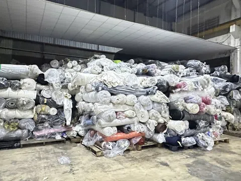 Phát hiện kho hàng chứa trên 105 tấn vải cuộn không rõ nguồn gốc