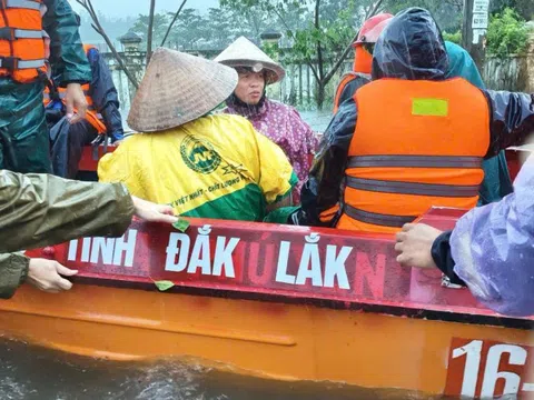 Quân khu 5 dồn lực khẩn trương ứng cứu, hỗ trợ người dân vùng lũ tỉnh Đắk Lắk