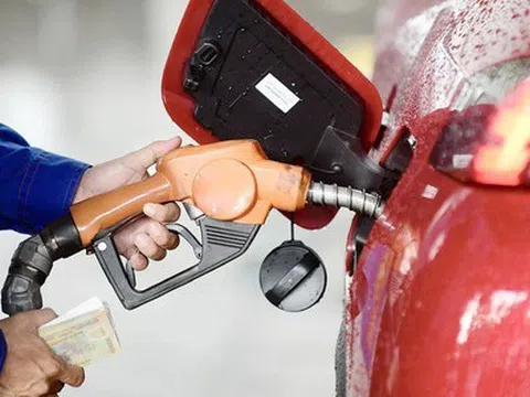 Giá xăng giảm nhẹ