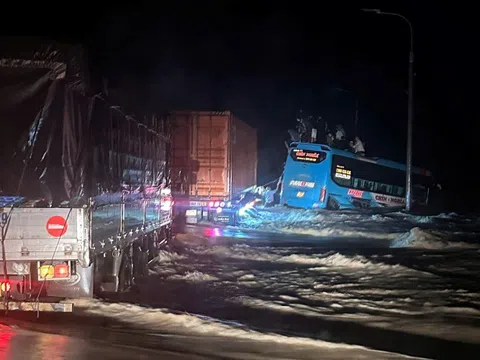 Khánh Hòa: Giải cứu thành công 33 người trên xe khách mất lái giữa dòng lũ