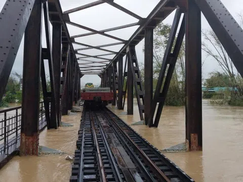 Gia Lai: Nước lũ dâng cao, đường sắt điều toa xe chở tà vẹt trấn chặn 2 cầu