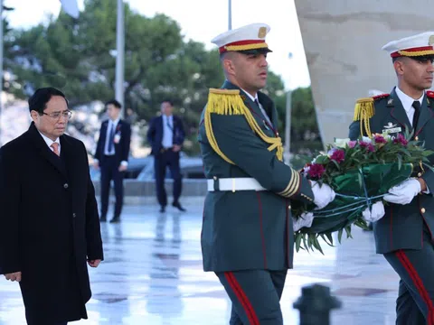 Thủ tướng tưởng niệm các anh hùng, liệt sĩ, cựu chiến binh của Algeria