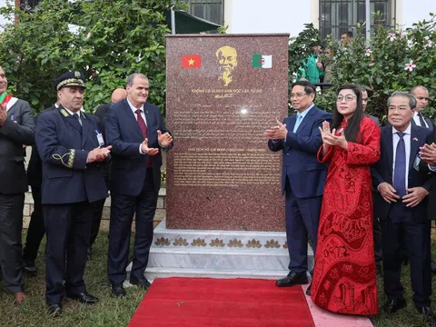 Thủ tướng thăm Đại lộ Hồ Chí Minh và khánh thành bia tưởng niệm Người tại Algeria