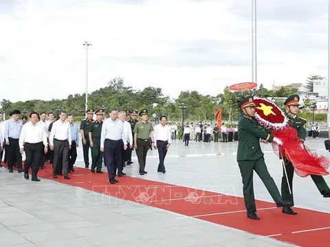 Tổng Bí thư Tô Lâm dâng hương tưởng niệm Chủ tịch Hồ Chí Minh và các anh hùng liệt sĩ tại Phú Quốc