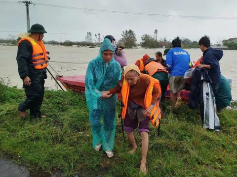 Các lực lượng công an, quân đội nỗ lực cứu, sơ tán khẩn cấp người dân bị cô lập do nước lũ