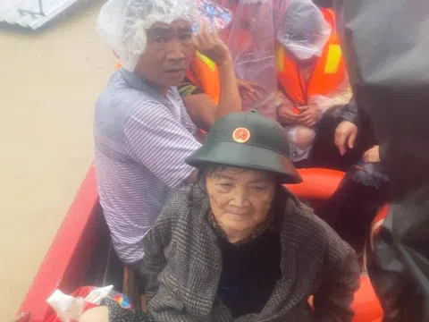 Bộ đội 'đi từng nhà, rà từng hộ' ứng cứu, tiếp tế thực phẩm cho người dân