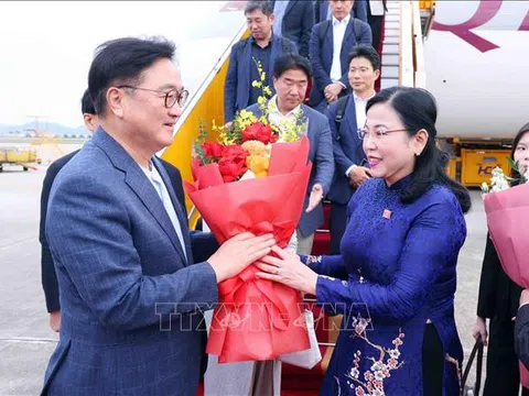 Chủ tịch Quốc hội Hàn Quốc đến Hà Nội, bắt đầu thăm chính thức Việt Nam