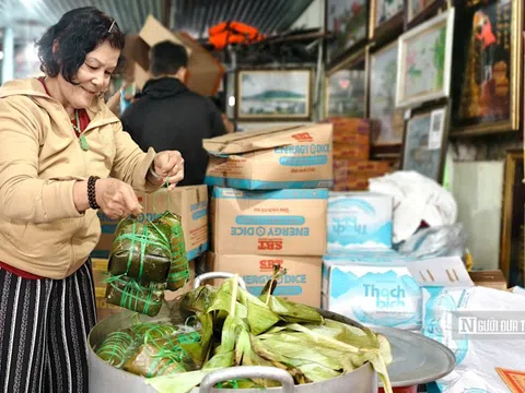 Người dân Quảng Ngãi tất bật gói bánh chưng, gom nhu yếu phẩm gửi đồng bào vùng lũ