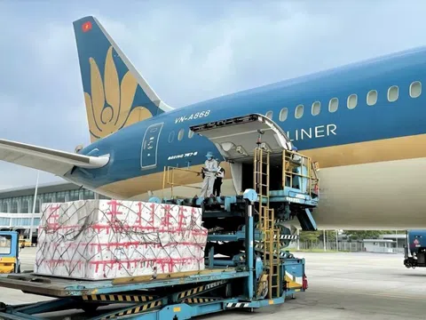 Vietnam Airlines vận chuyển miễn phí hàng hóa hỗ trợ đồng bào vùng lũ miền Trung