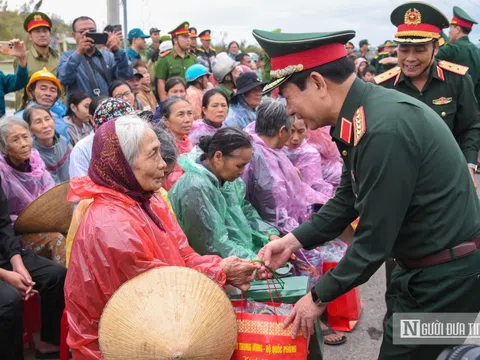 Đại tướng Phan Văn Giang thăm hỏi, động viên nhân dân vùng "rốn lũ" ở Gia Lai