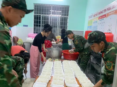 Hàng chục bếp cơm dã chiến tiếp sức bà con vùng lũ