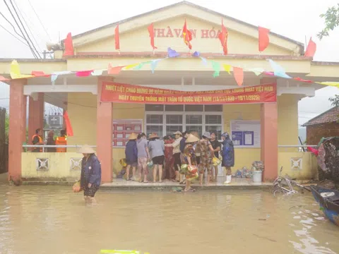 Bộ đội vượt lũ, đưa hàng cứu trợ vào thôn có trên 600 dân bị cô lập