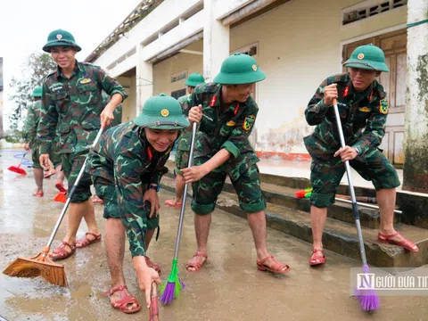 Gia Lai: Dọn dẹp trường học sau lũ, sớm đón học sinh đi học trở lại