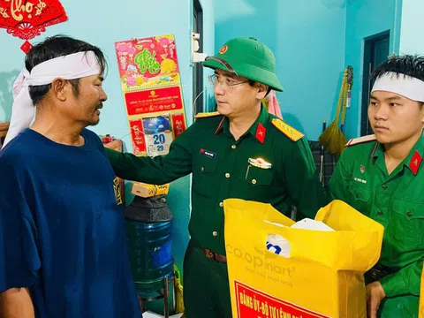 Quân khu 5 thăm, động viên gia đình chiến sĩ có 2 người thân tử vong do sạt lở