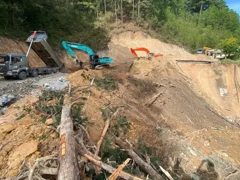 Nổ mìn phá đất đá sạt lở, sớm thông đường lên Đà Lạt