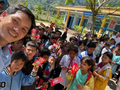 Tấm lòng người thầy và những nụ cười sau con dốc
