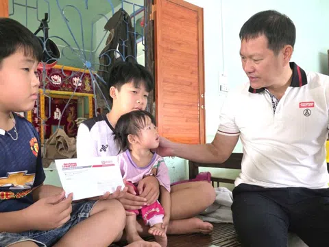 Tạp chí Đời sống và Pháp luật hỗ trợ các hộ có người tử vong, mất nhà do bão lũ tại Gia Lai, Đắk Lắk