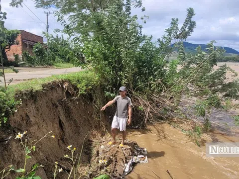 "Mưa xuống là không dám chợp mắt": Làng vùng cao đối mặt nguy cơ mất nhà, mất đường trong lũ