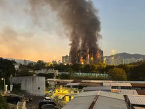 Hỏa hoạn nghiêm trọng ở Hồng Kông: Lửa vẫn bùng phát dữ dội, hàng chục người thương vong